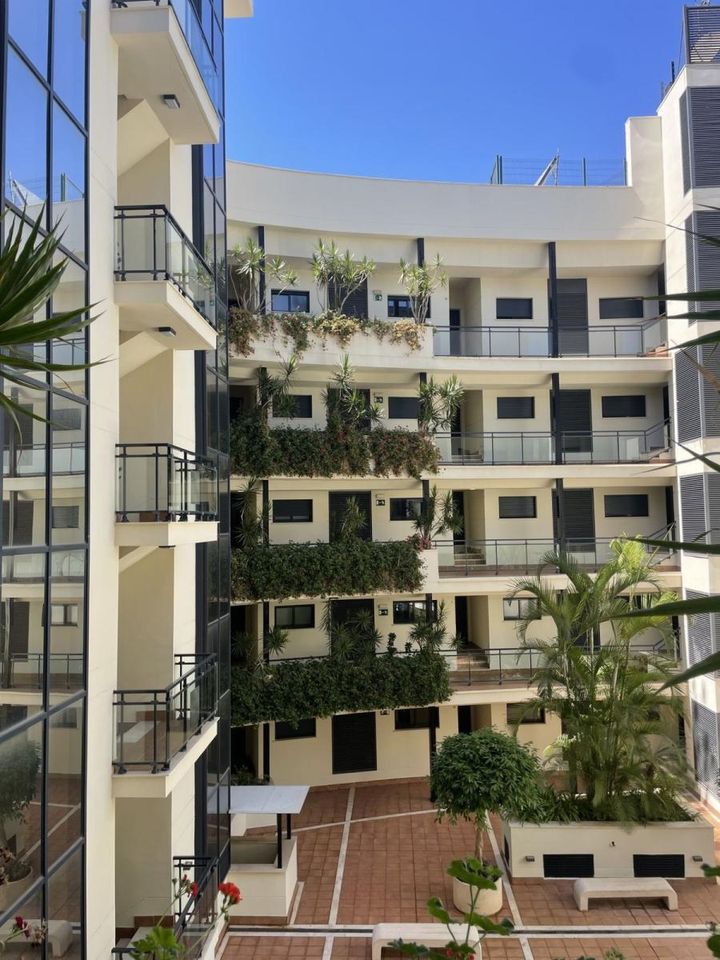 2 bedrooms apartment for rent in Selwo, Spain