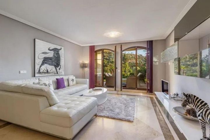 3 bedrooms apartment for sale in Benahavis, Spain