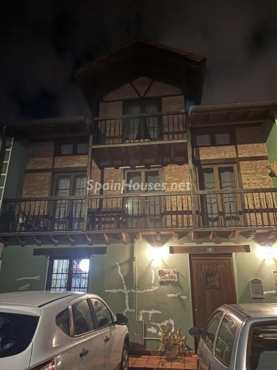 8 bedrooms rooms house in  Spain
