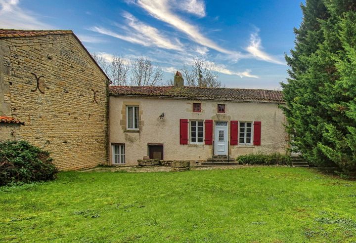 2 bedrooms house for sale in CHIZE, France