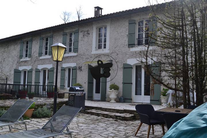 4 bedrooms house in Charente (16), France