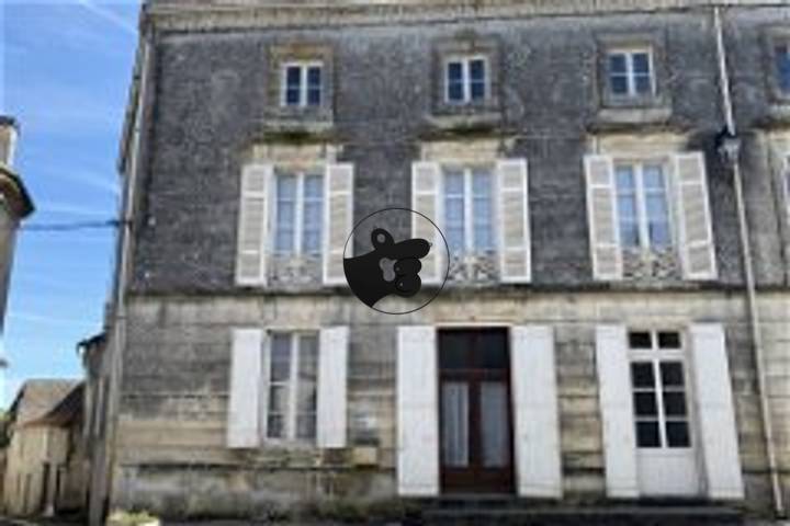 5 bedrooms house in Charente-Maritime (17), France