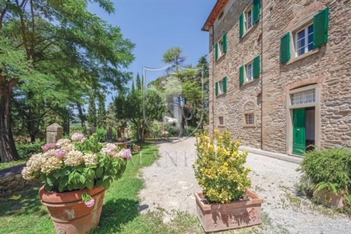 house for sale in Cortona, Italy