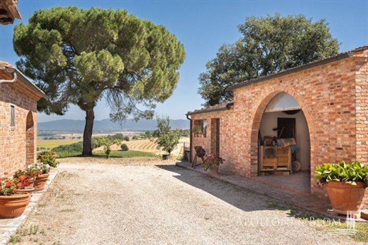 House for sale in Cortona, Italy