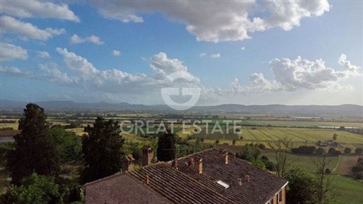 6 bedrooms house for sale in Cortona, Italy