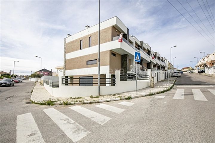 4 bedrooms house for sale in Charneca De Caparica, Portugal